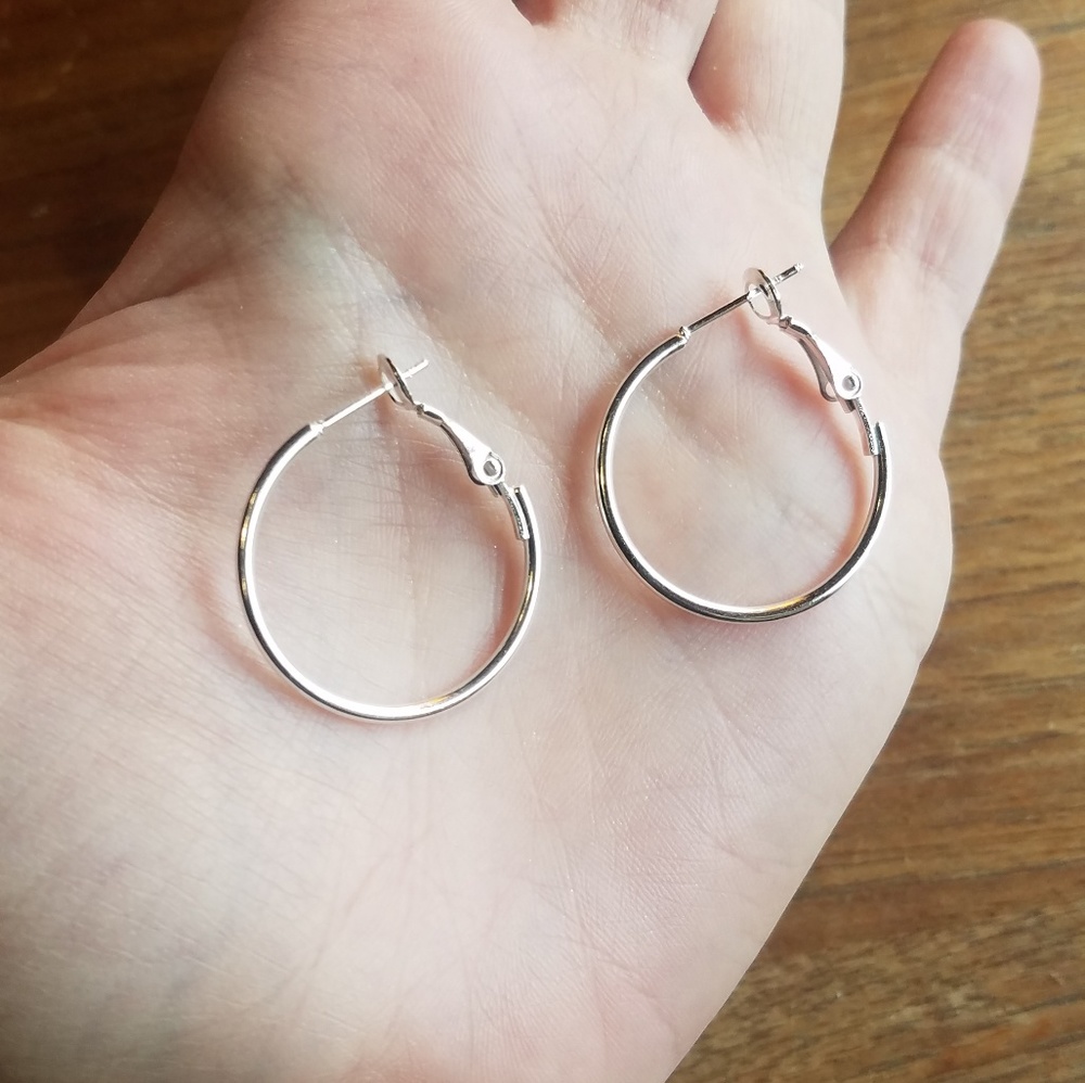 NWOT 2.5cm Silver Hoop Earrings - Picture 3 of 3